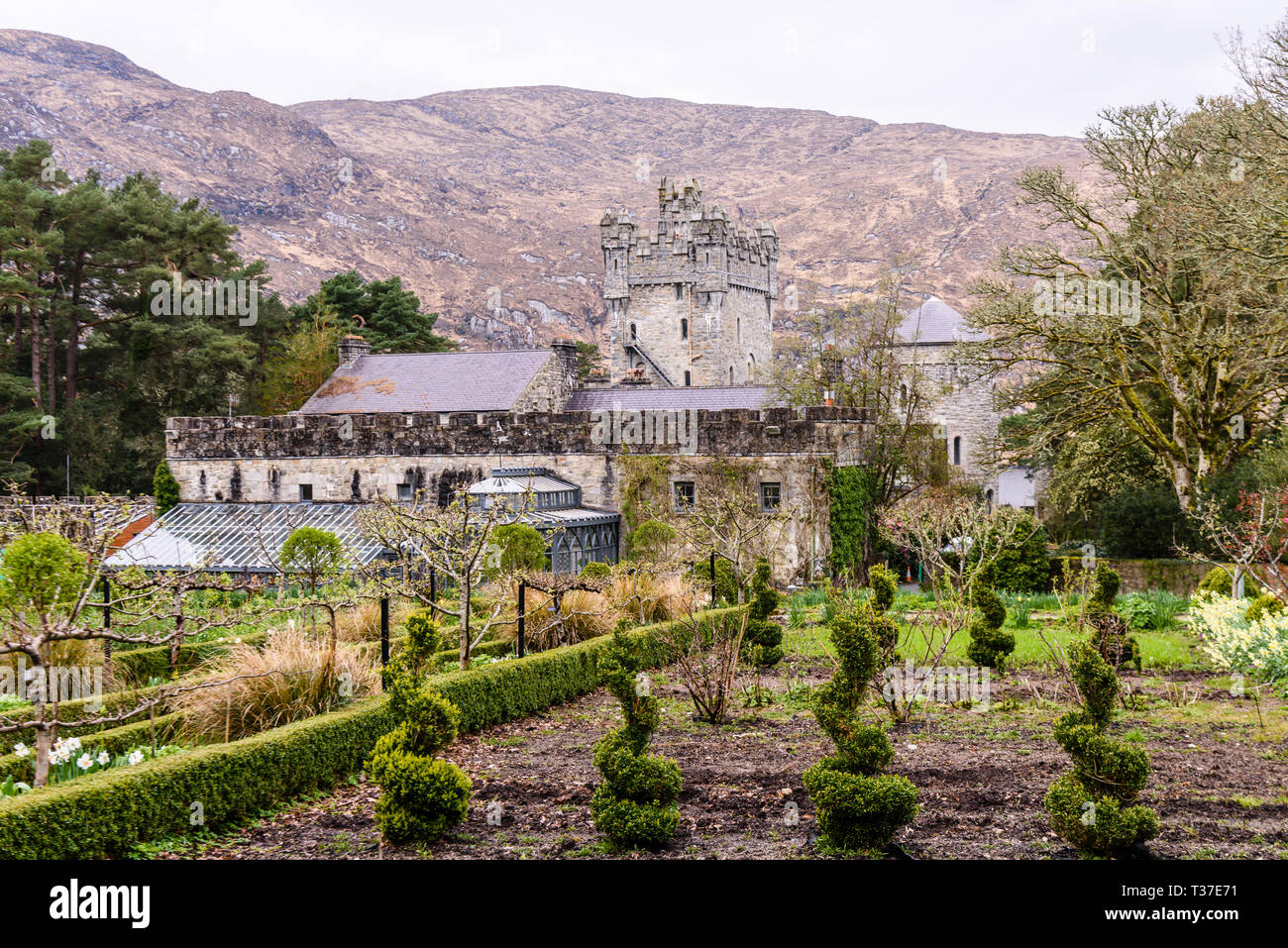 Formgehölze und Hecken in den Gärten der Burg Glenveagh, Donegal, Irland. Stockfoto