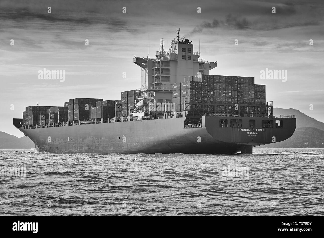 Moody Black And White Image Of The Giant Container Ship, Hyundai Platinum, Im Geschäftigen East Lamma Channel, Hongkong, China. Stockfoto