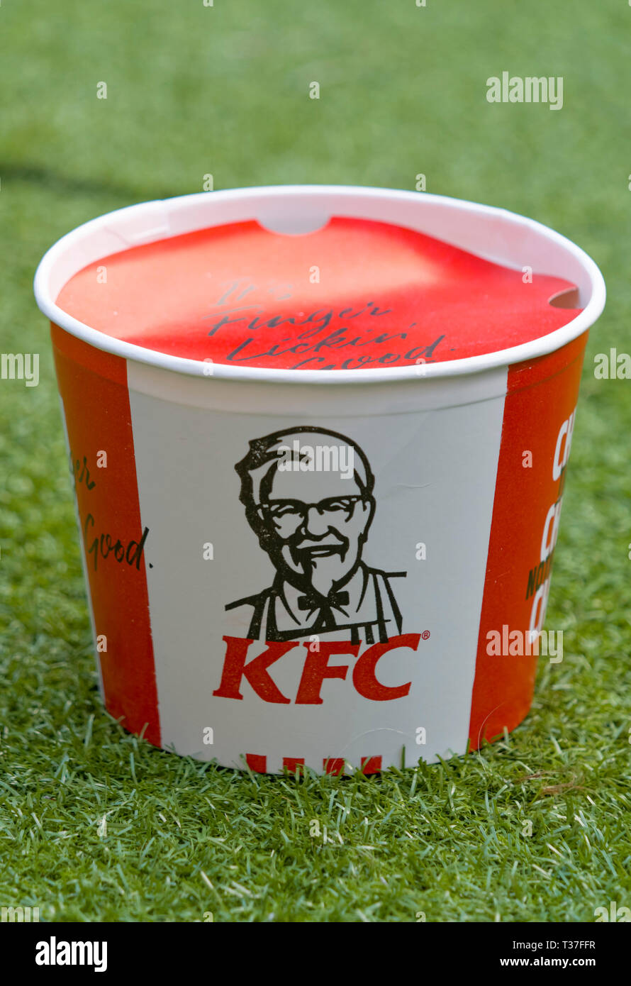 KFC oder Kentucky Fried Chicken Schnäppchen Schaufel Stockfoto