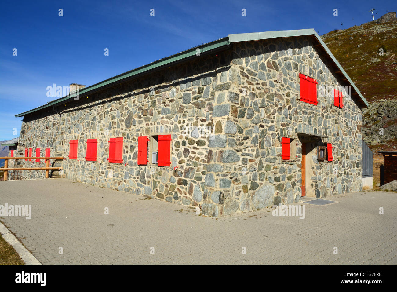 Die Bella Tola Berghütte über dem Ferienort St. Luc im Val d'Anniviers, Schweiz Stockfoto