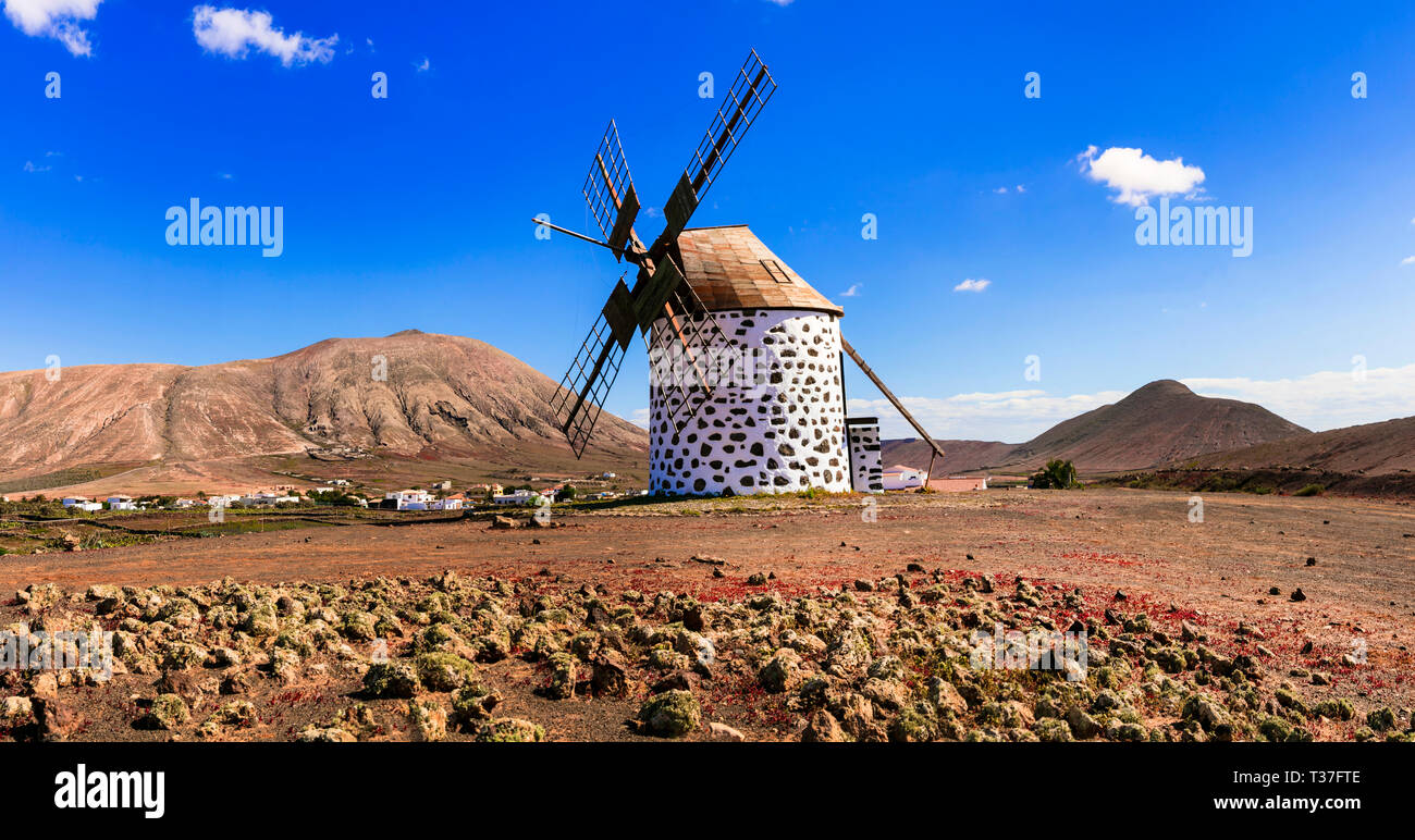 Traditionelle Windmühle in Fuerteventura, La Oliva, Spanien. Stockfoto