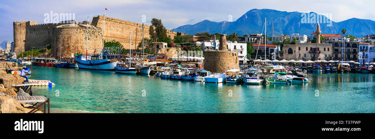 Beeindruckende Kyrenia Stadt, mit Blick auf das Meer und die alte Burg, Zypern, Türkisch teil. Stockfoto