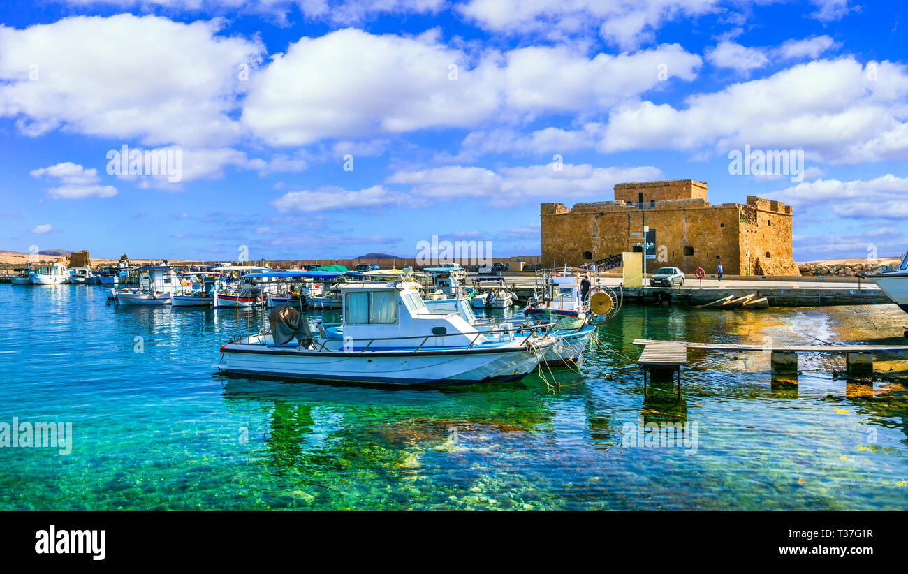 Traditionelle Boote und alte Burg, Paphos, Zypern Stockfoto