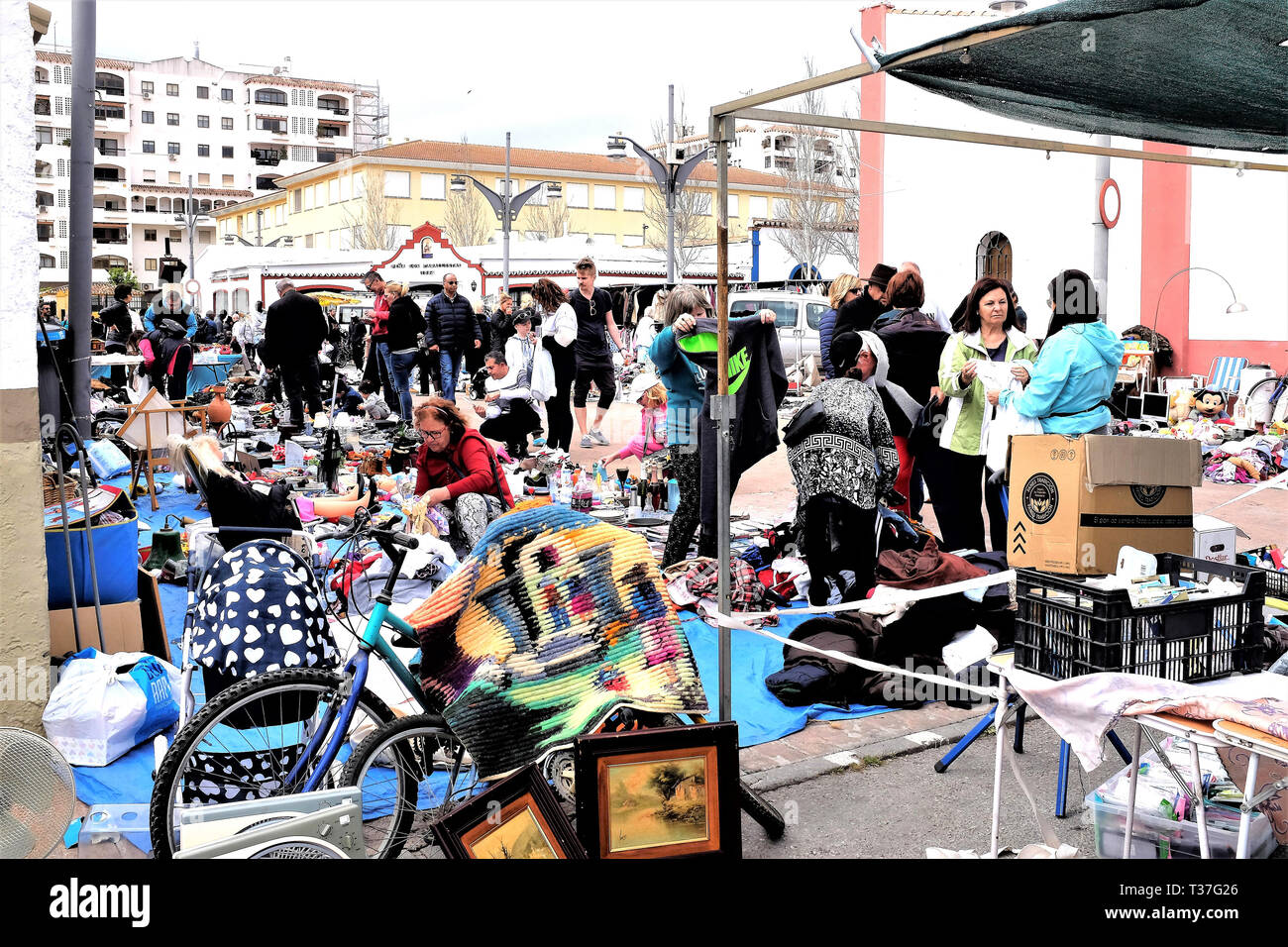 Fuengirola, Costa del Sol, Spanien. März 30, 2019. Menschen surfen und Tauschhandel recycelbar Verkäufe auf dem Markt am Samstag in Fuengirola an der Costa de Stockfoto