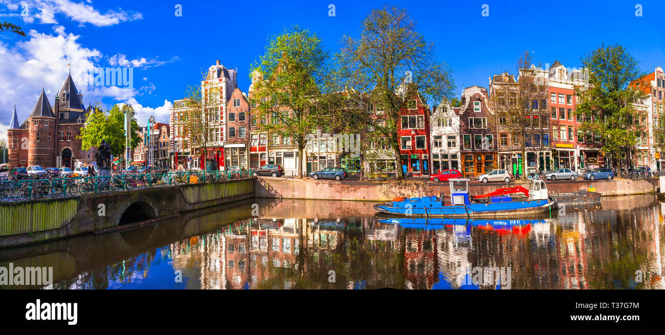 Schöne Amsterdam Stadt, Ansicht mit traditionellen Häusern, Schloss und Kanäle, Niederlande Stockfoto