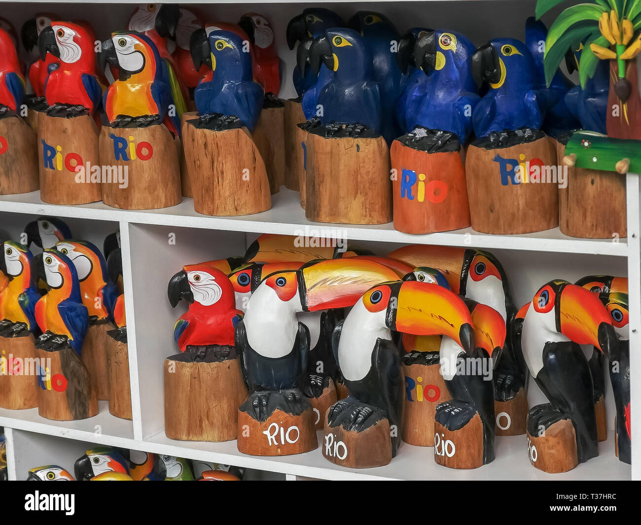 Aus Holz geschnitzte Tukane und Papageien in Rio de Janeiro Stockfoto