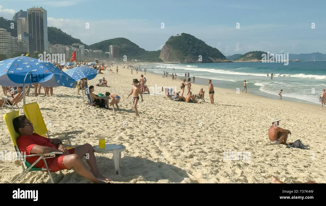 RIO DE JANEIRO, BRASILIEN - 25, Mai, 2016: Badegäste am Strand von Copacabana in Rio Stockfoto