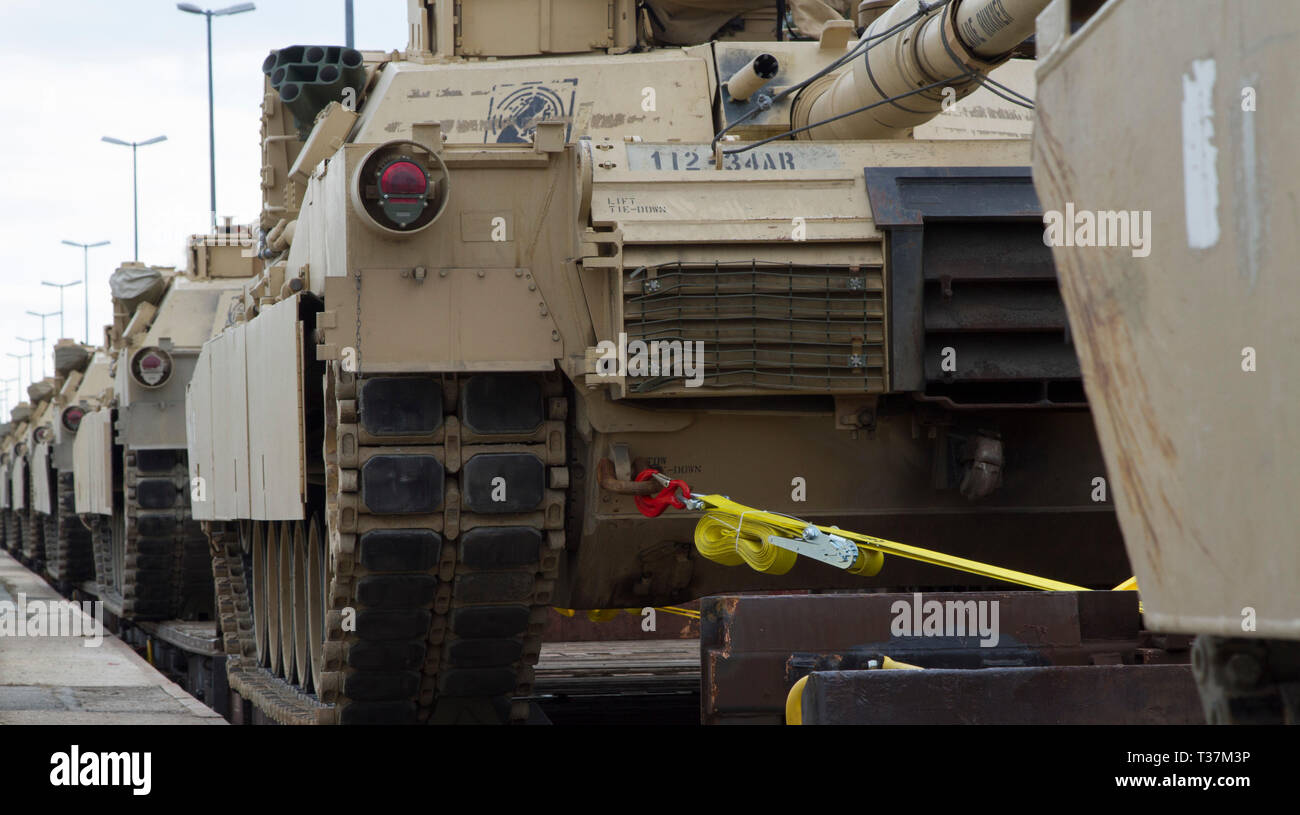 Die 2Nd Battalion, 34th Armored Regiment, 1st Armored Brigade Combat Team, 1.Infanterie Division Verhalten rail Operations bei Grafenwöhr Training Area, Deutschland, 29. März 2019. Die2-34 transportiert über 25-50% ihrer Kampfkraft mit dem Zug von grafenwöhr Training Area zu Hohenfels, Deutschland in Vorbereitung der Alliierten Geist X. (U.S. Armee Foto von SPC. Yon Trimble) Stockfoto