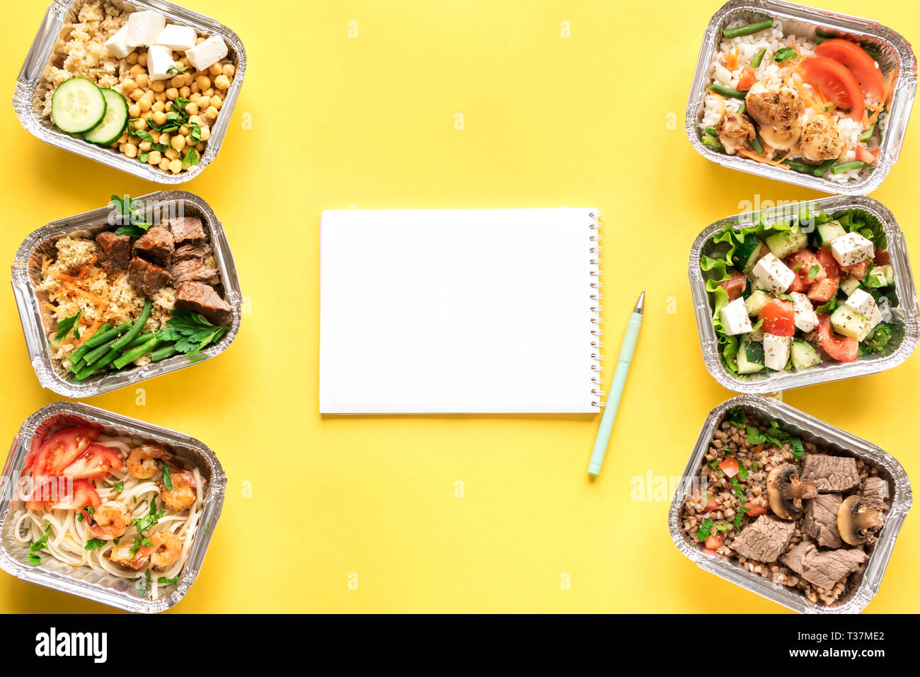 Ernährung Speisen mockup mit gesunden Lebensmitteln. Fitness Ernährung für Ernährung. Täglichen Mahlzeiten in Folie Boxen, Ansicht von oben, kopieren. Stockfoto