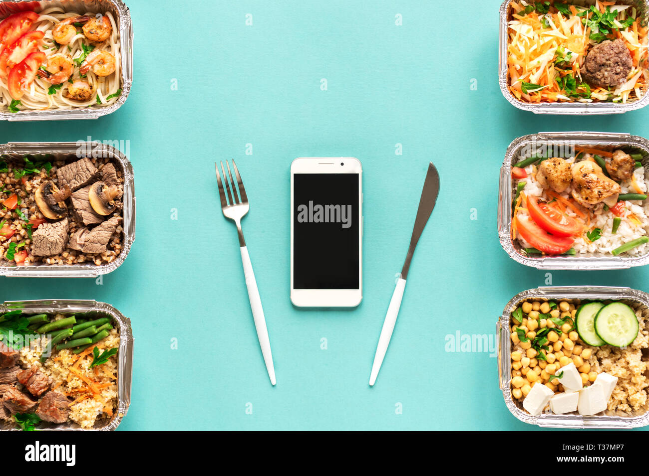 Täglichen Mahlzeiten in Folie Boxen und Smartphone auf blauem Hintergrund, Ansicht von oben, kopieren. Gesundes Essen Lieferung Konzept. Fitness Ernährung Ernährung. Stockfoto