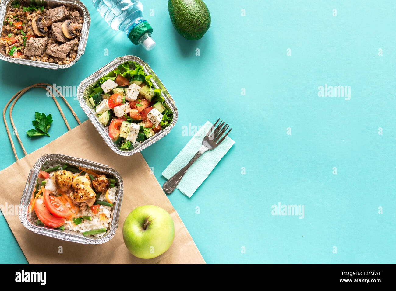 Gesundes Essen. Nehmen organischer tägliche Mahlzeit auf Blau, kopieren. Saubere Konzept Essen, gesunde Ernährung, Fitness Ernährung entfernt in Kartons nehmen, Stockfoto
