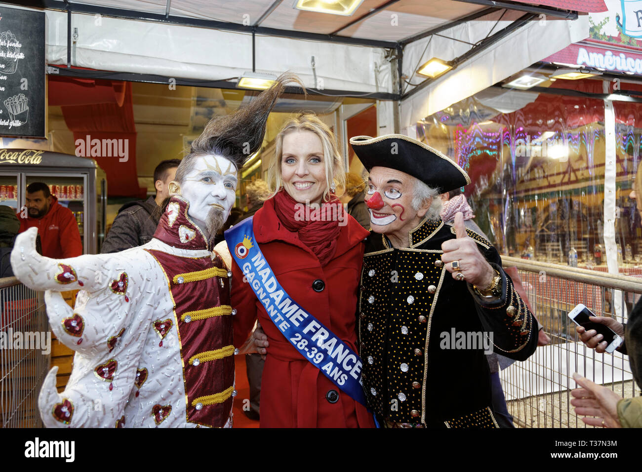 Paris, Frankreich, 5. April 2019. Christall (L), Sandra Ferreira, Frankreich Madame2019 und Michel Lebeau (R) die Eröffnung der Messe von Trone 20 teilnehmen Stockfoto