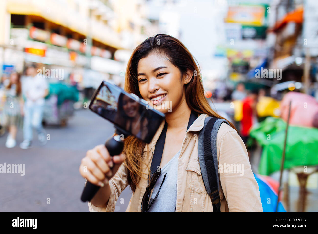 Junge asiatische Frau touristische Frau mit einem Gimbal mit Smartphone und Aufzeichnung von Videos für den Blog. Travel Blogger und vlogger Konzept Stockfoto