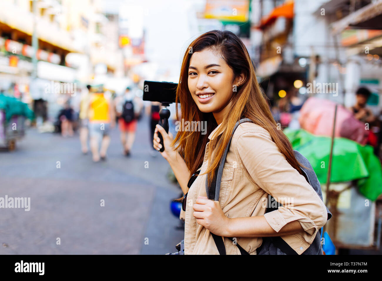 Junge asiatische Frau touristische Frau mit einem Gimbal mit Smartphone und Aufzeichnung von Videos für den Blog. Travel Blogger und vlogger Konzept Stockfoto