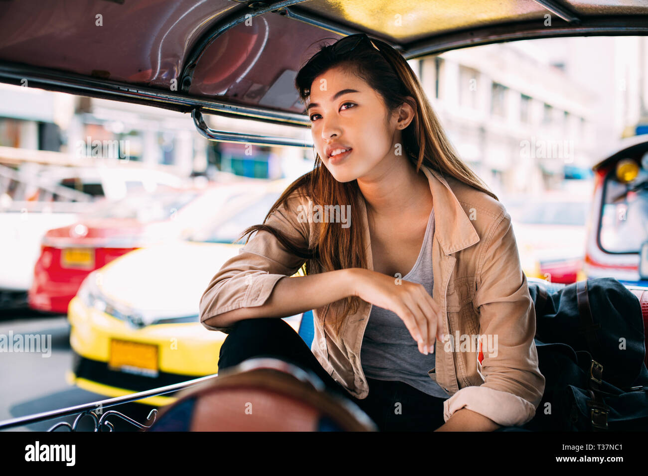 Junge asiatische Frau touristische Frau erkunden Bangkok, Thailand mit lokalen Tuk Tuk taxi und Sehenswürdigkeiten der Stadt Stockfoto