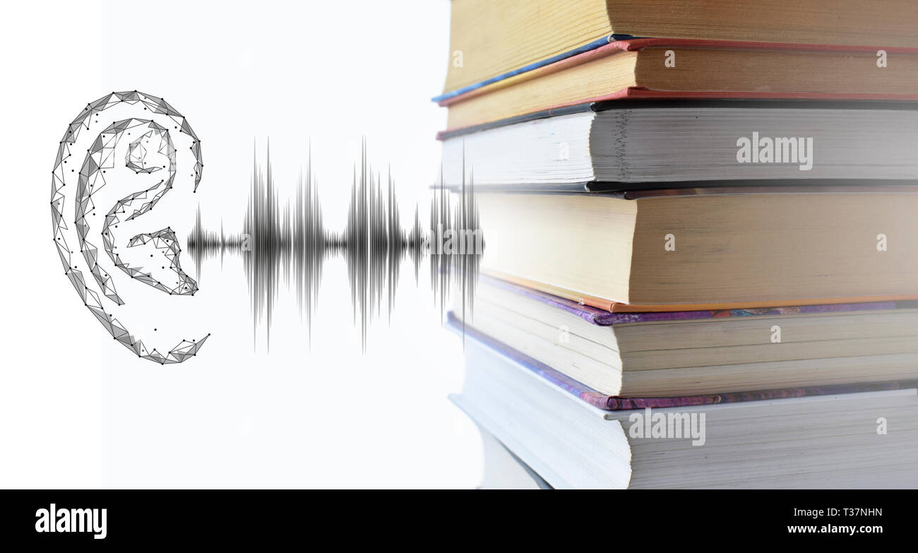 Stapel von bunten Bücher und Sound Audio wave zum menschlichen Ohr. Hörbücher online Education Technology Konzept hören. Alte Lehrbücher gestapelt auf jeden Stockfoto