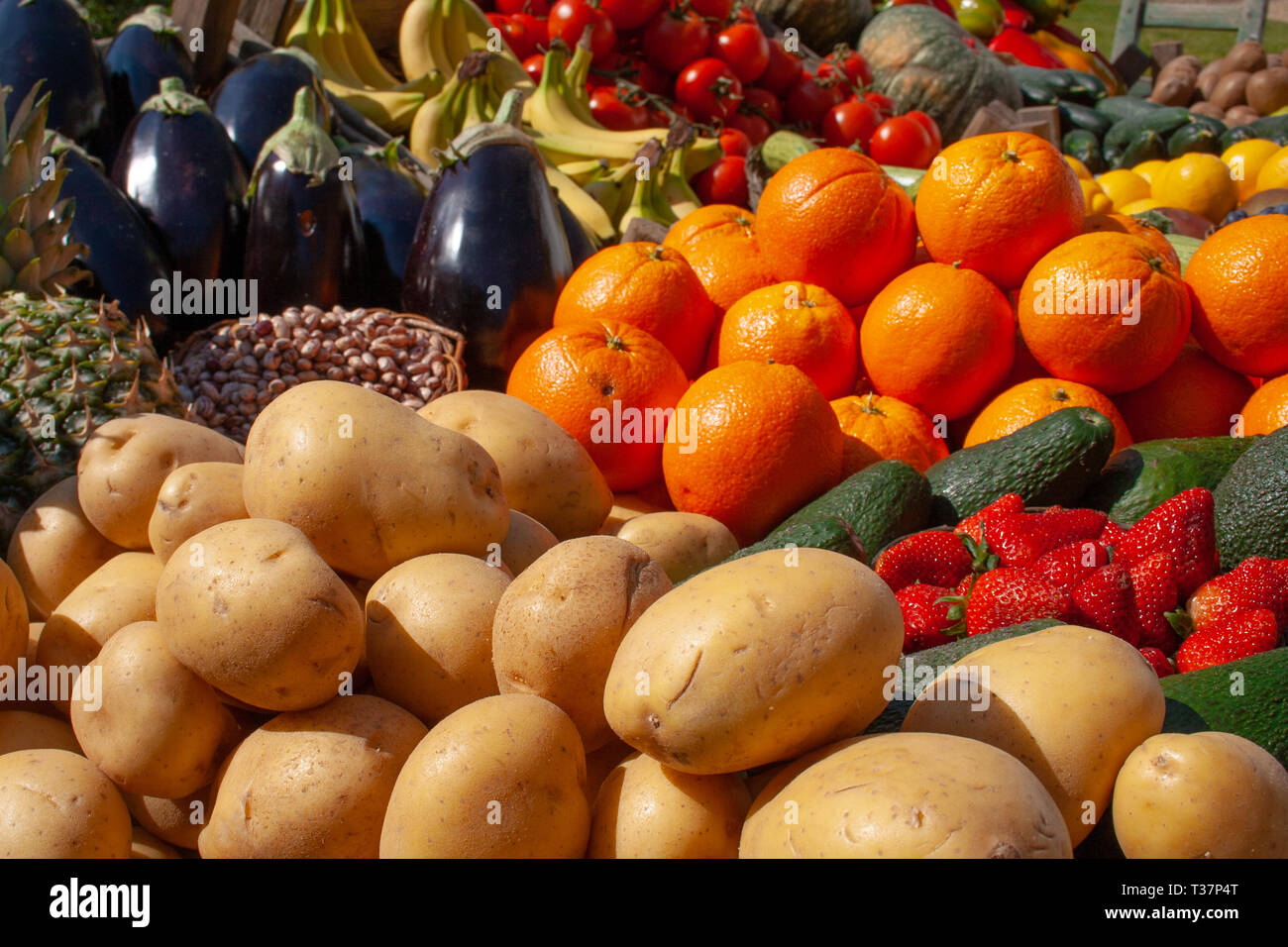 Schöne Komposition verschiedener frisch und reif, biologisches Obst und Gemüse in Kisten aus Holz, in einem Markt Stockfoto