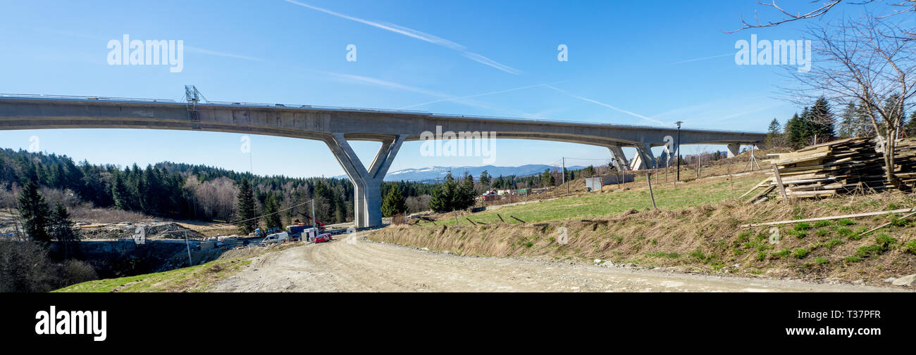 Breites Panorama einer neuen Autobahn im Bau in Polandi auf der Nationalstraße Nr. 7, E 77, genannt zakopianka,. Der Viadukt über das Dorf Skomielna Stockfoto