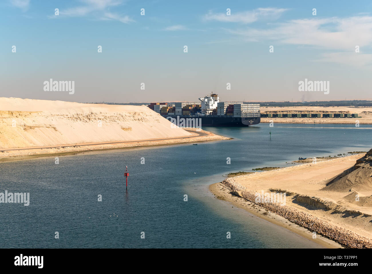 Ismailia, Ägypten - November 5, 2017: großes Containerschiff MSC Maeva vorbei an der Neuen Suez Kanal in der Nähe von Ismailia, Ägypten, Afrika. Stockfoto