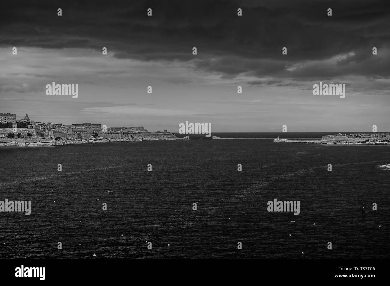 Einen Hafen in Malta in Schwarz und Weiß. Einen eingehenden Sturm auf einem Hafen in Malta in Schwarz und Weiß. Stockfoto