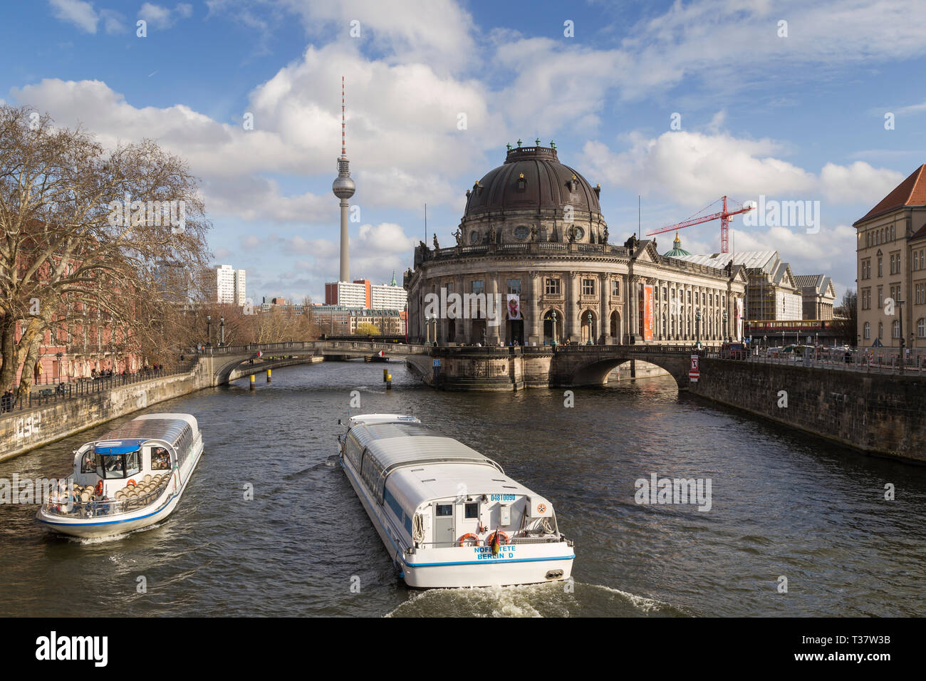 Zwei tour Boote auf der Spree vor Bode Museum in Berlin, Deutschland, an einem sonnigen Tag im frühen Frühling. Fernsehturm Fernsehturm im Hintergrund. Stockfoto