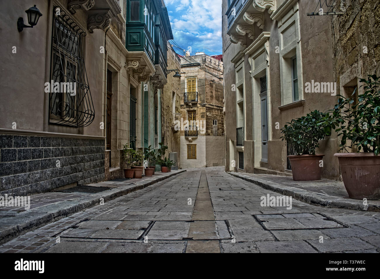 Einer typischen schmalen Straße in die Drei Städte in Malta. Stockfoto