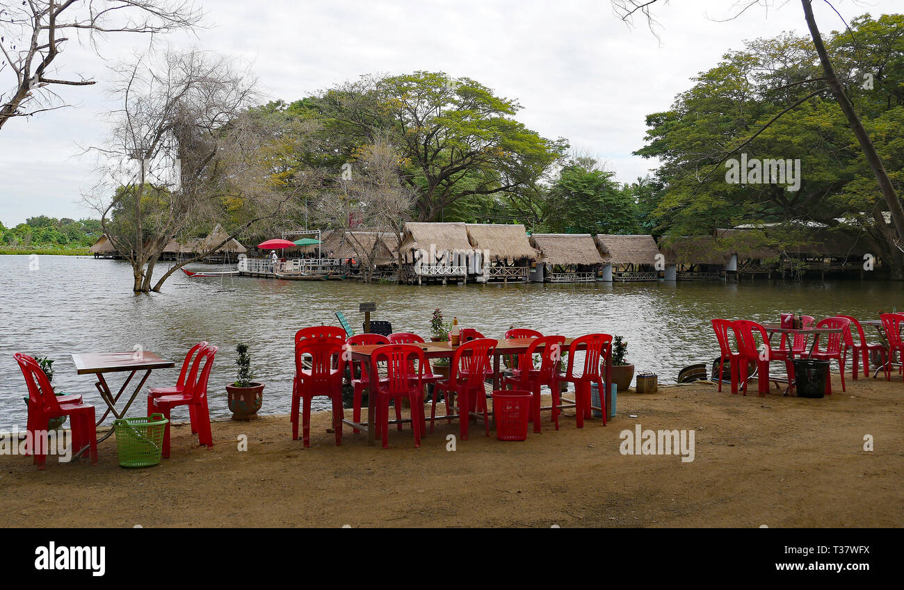 In Battambang, Kambodscha. Der Park am Fuß des Phnom Banan mit Lebensmitteln Anbieter, Bootfahren pool und Chalets. 15-12-2018 Stockfoto