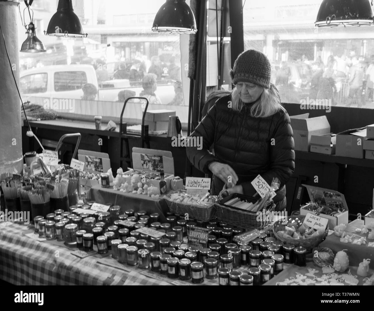 Seattle, Washington - 2018-12-30 - die Frau, die durch den Verkauf von Waren in Pike Place Market Stockfoto