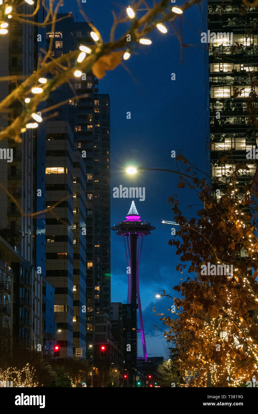 Seattle, Washington - 2018-12-31 - Seattle Space Needle Foto bei Nacht von Amazon Kugeln getroffen Stockfoto