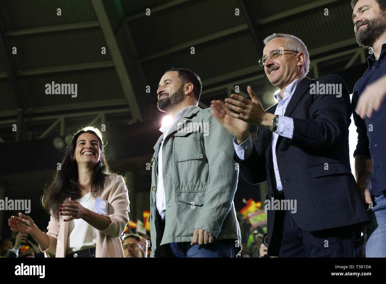 Madrid, Spanien. 06 Apr, 2019. Santiago Abascal, Ortega Lara, Rocio Monasterio gesehen Begrüßung der Teilnehmer der Veranstaltungen. Credit: CORDON Cordon Drücken Sie die Taste/Alamy leben Nachrichten Stockfoto