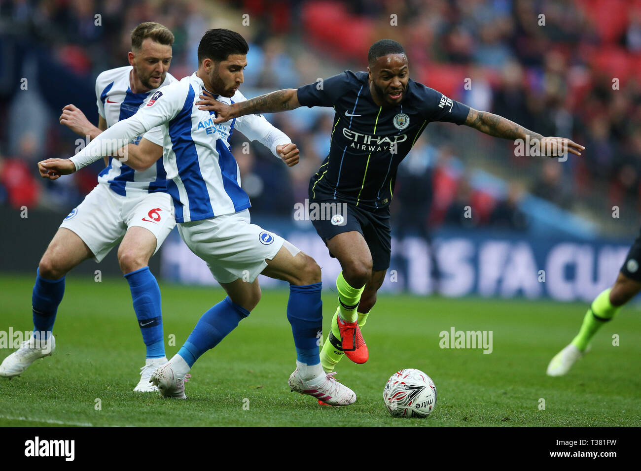 London, Großbritannien. 06 Apr, 2019. Raheem Sterling von Manchester City vorbei an einer Herausforderung von alireza Jahanbakhsh von Brighton & Hove Albion (l). Die Emirate FA Cup, Halbfinale, Manchester City v Brighton & Hove Albion im Wembley Stadion in London am Samstag, den 6. April 2019. Dieses Bild dürfen nur für redaktionelle Zwecke verwendet werden. Nur die redaktionelle Nutzung, eine Lizenz für die gewerbliche Nutzung erforderlich. Keine Verwendung in Wetten, Spiele oder einer einzelnen Verein/Liga/player Publikationen. Credit: Andrew Orchard sport Fotografie/Alamy leben Nachrichten Stockfoto