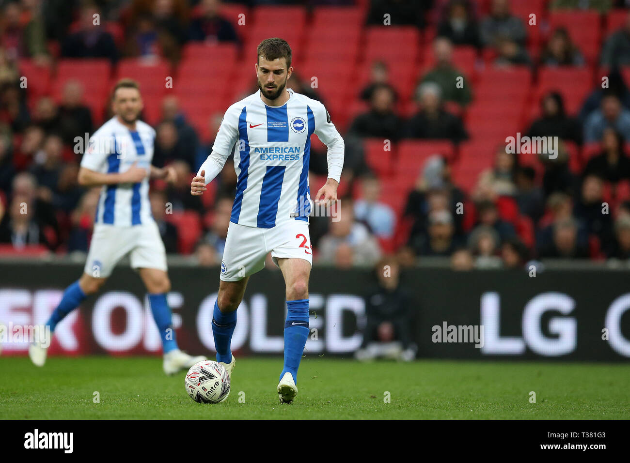 London, Großbritannien. 06 Apr, 2019. Davy Vorschriftsmässiger von Brighton & Hove Albion in Aktion. Die Emirate FA Cup, Halbfinale, Manchester City v Brighton & Hove Albion im Wembley Stadion in London am Samstag, den 6. April 2019. Dieses Bild dürfen nur für redaktionelle Zwecke verwendet werden. Nur die redaktionelle Nutzung, eine Lizenz für die gewerbliche Nutzung erforderlich. Keine Verwendung in Wetten, Spiele oder einer einzelnen Verein/Liga/player Publikationen. Credit: Andrew Orchard sport Fotografie/Alamy leben Nachrichten Stockfoto