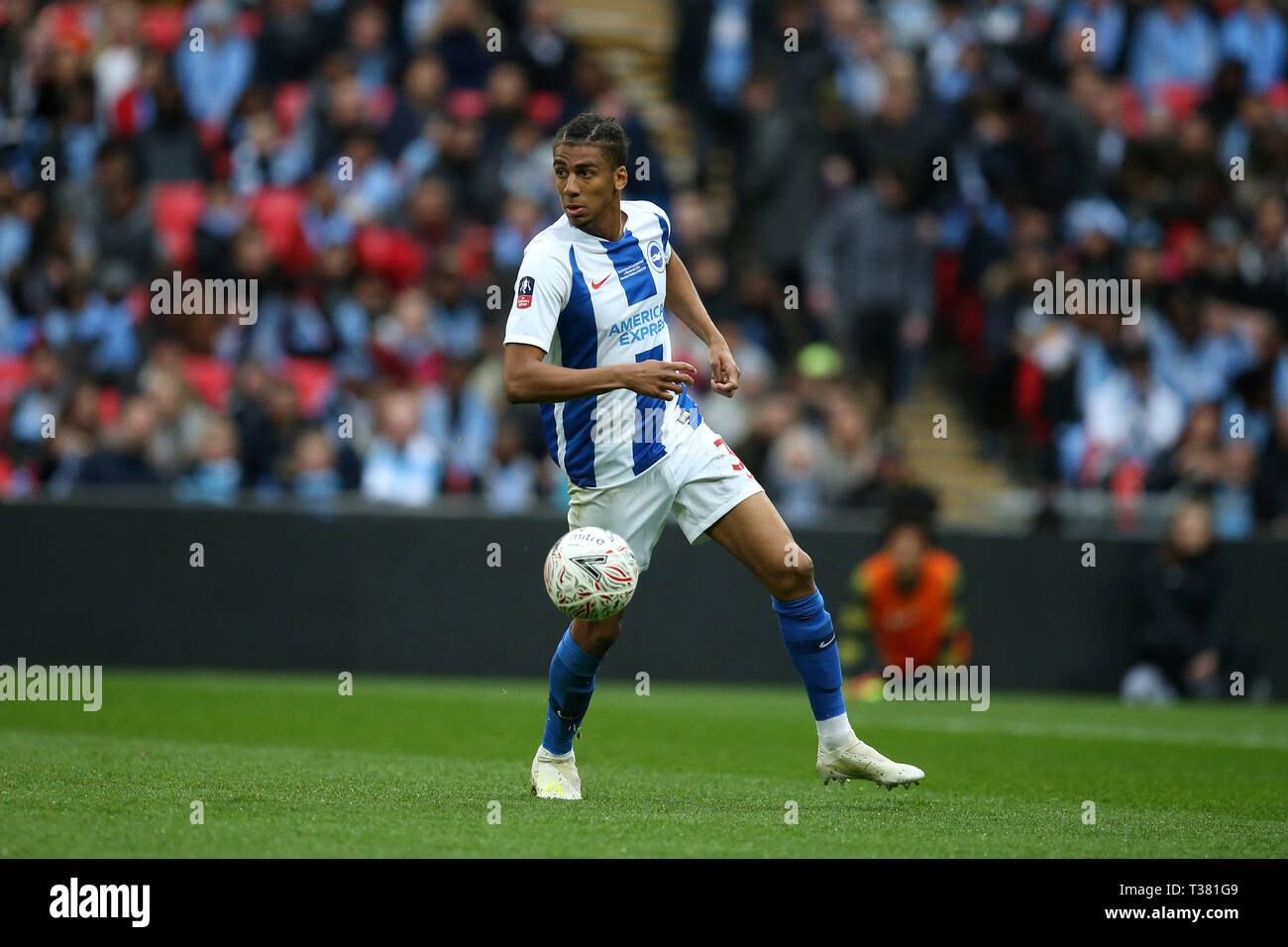 London, Großbritannien. 06 Apr, 2019. Bernardo von Brighton & Hove Albion (c) in Aktion. Die Emirate FA Cup, Halbfinale, Manchester City v Brighton & Hove Albion im Wembley Stadion in London am Samstag, den 6. April 2019. Dieses Bild dürfen nur für redaktionelle Zwecke verwendet werden. Nur die redaktionelle Nutzung, eine Lizenz für die gewerbliche Nutzung erforderlich. Keine Verwendung in Wetten, Spiele oder einer einzelnen Verein/Liga/player Publikationen. Credit: Andrew Orchard sport Fotografie/Alamy leben Nachrichten Stockfoto