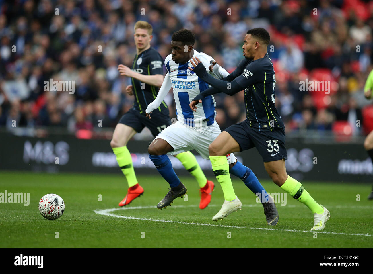 London, Großbritannien. 06 Apr, 2019. Yves Bissouma von Brighton & Hove Albion hält weg Gabriel Jesus von Manchester City. Die Emirate FA Cup, Halbfinale, Manchester City v Brighton & Hove Albion im Wembley Stadion in London am Samstag, den 6. April 2019. Dieses Bild dürfen nur für redaktionelle Zwecke verwendet werden. Nur die redaktionelle Nutzung, eine Lizenz für die gewerbliche Nutzung erforderlich. Keine Verwendung in Wetten, Spiele oder einer einzelnen Verein/Liga/player Publikationen. Credit: Andrew Orchard sport Fotografie/Alamy leben Nachrichten Stockfoto