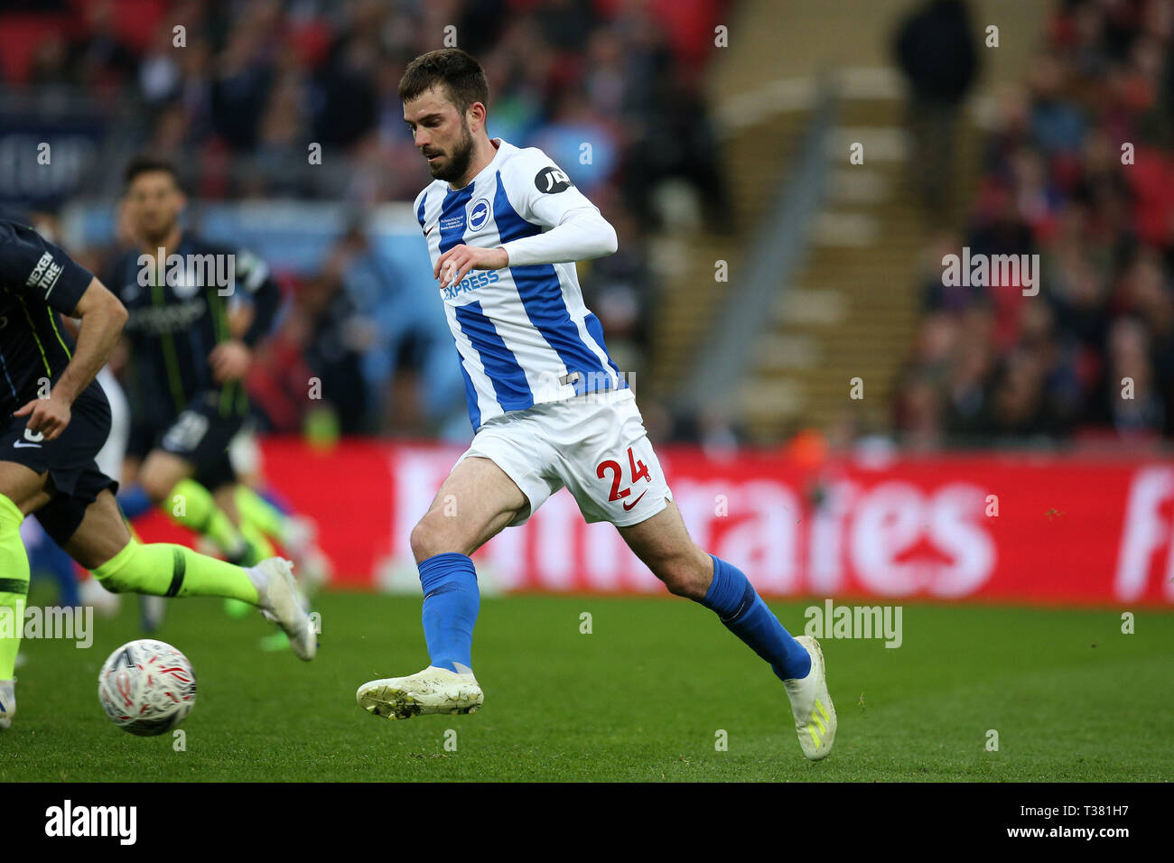 London, Großbritannien. 06 Apr, 2019. Davy Vorschriftsmässiger von Brighton & Hove Albion in Aktion. Die Emirate FA Cup, Halbfinale, Manchester City v Brighton & Hove Albion im Wembley Stadion in London am Samstag, den 6. April 2019. Dieses Bild dürfen nur für redaktionelle Zwecke verwendet werden. Nur die redaktionelle Nutzung, eine Lizenz für die gewerbliche Nutzung erforderlich. Keine Verwendung in Wetten, Spiele oder einer einzelnen Verein/Liga/player Publikationen. Credit: Andrew Orchard sport Fotografie/Alamy leben Nachrichten Stockfoto