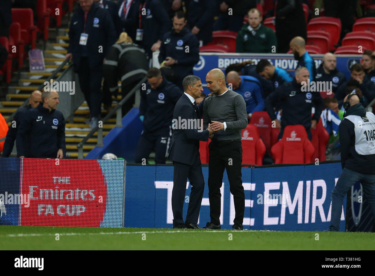 London, Großbritannien. 06 Apr, 2019. Pep Guardiola, der Manchester City Manager mit Chris Hughton, der Manager von Brighton & Hove Albion (l) nach dem Spiel. Die Emirate FA Cup, Halbfinale, Manchester City v Brighton & Hove Albion im Wembley Stadion in London am Samstag, den 6. April 2019. Dieses Bild dürfen nur für redaktionelle Zwecke verwendet werden. Nur die redaktionelle Nutzung, eine Lizenz für die gewerbliche Nutzung erforderlich. Keine Verwendung in Wetten, Spiele oder einer einzelnen Verein/Liga/player Publikationen. Credit: Andrew Orchard sport Fotografie/Alamy leben Nachrichten Stockfoto