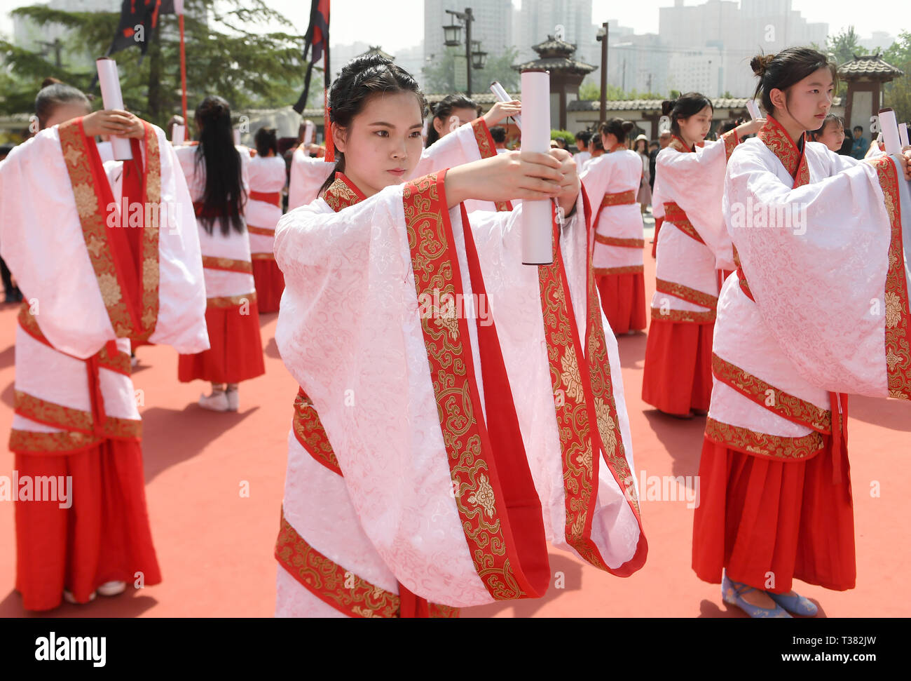 Xi'an, China. 7 Apr, 2019. Studenten in Han-Stil Kostüme nehmen Sie an einem traditionellen Coming-of-age-Zeremonie in Xi'an, die Hauptstadt der Nordwesten Chinas, April 7, 2019. 50 Schüler im Alter von 16-20 an der Coming-of-age-Zeremonie fand. Credit: Liu Xiao/Xinhua/Alamy leben Nachrichten Stockfoto