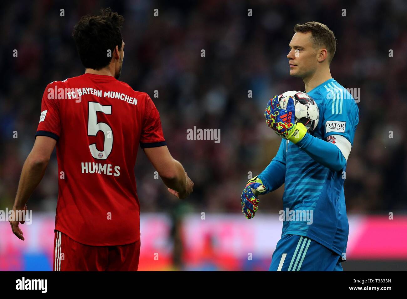 München, Deutschland. 06 Apr, 2019. München, Deutschland. 06 Apr, 2019. Fußball, 1.Bundesliga, Saison 2018/2019, FC Bayern München - Borussia Dortmund 5:0, Mats Hummels, Torwart Manuel Neuer, Bayern München, München, München, die Hälfte Abbildung, $ worldrights, unsere allgemeinen Geschäftsbedingungen, abrufbar unter www.firosportphoto.de Copyright: firo sportphoto Coesfelder Str. 207 D -48249 Dulmen www.firosportphoto.de Mail@firosportphoto.de (V olksbank ochum B-W Itten) BLZ.: 430 601 29 Kt. Nr.: 341 117 100, Tel.: 49-2594 Fax: 49-2594 -9916004 -9916005 firo: 05.04.2019, Fußball, 2.Bundesliga, Saison 201 Stockfoto