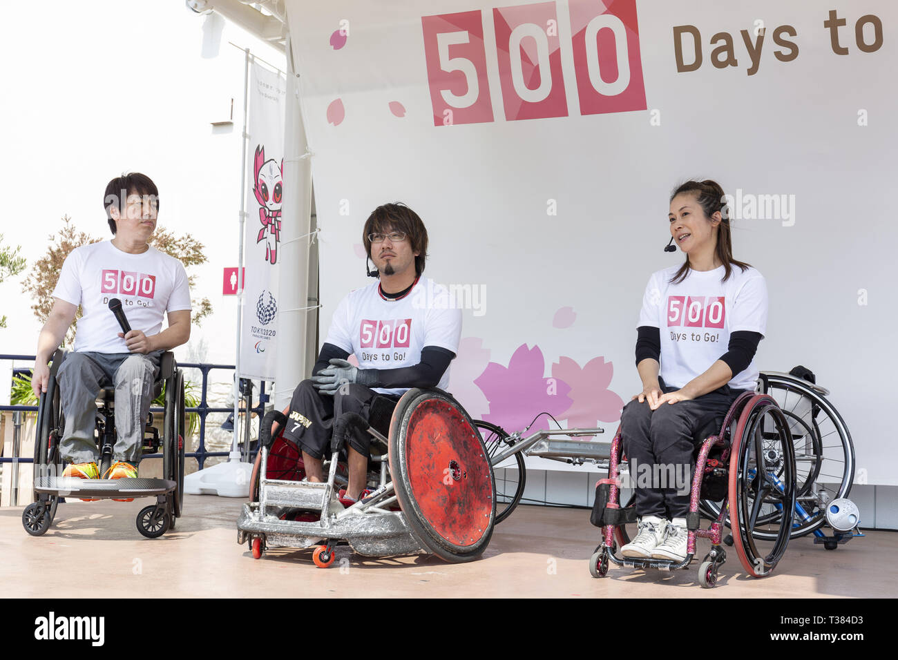 Tokio, Japan. 7 Apr, 2019. (L und R) Ehemalige Rollstuhlbasketballer Shinji Negi, Rollstuhl Rugby player Daisuke Ikezaki und Leichtathletik-Athlet Kazumi Nakayama, nehmen an der "500 Tage zu Gehen'' Event bei Mitsui Outlet Park Tama Minami-Osawa. Das Tokyo, das Organisationskomitee der Olympischen und Paralympischen Spiele (Tokio 2020) und Tokyo Metropolitan Government hosting zwei gedenkfeiern am Samstag, den 7. und 13. Die 500 Tage vor der Eröffnung der Olympischen Spiele in Tokio 2020 feiern. Credit: Rodrigo Reyes Marin/ZUMA Draht/Alamy leben Nachrichten Stockfoto