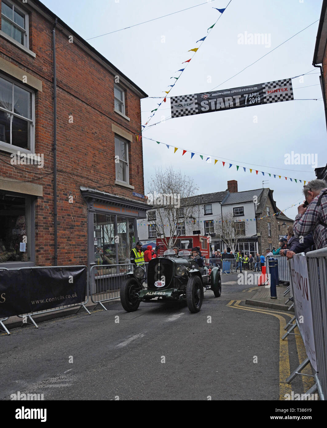 Bromyard, Herefordshire, UK. 7. April 2019. Die Stadt schliesst die Straßen für den öffentlichen Zugang für die jährliche Bromyard Speed Festival. Zahlreiche Oldtimer und Sportwagen und Motorräder komplette eine Schaltung der Straßen, die von Tausenden von Menschen beobachtet. Credit: G. S. Essex/Alamy leben Nachrichten Stockfoto