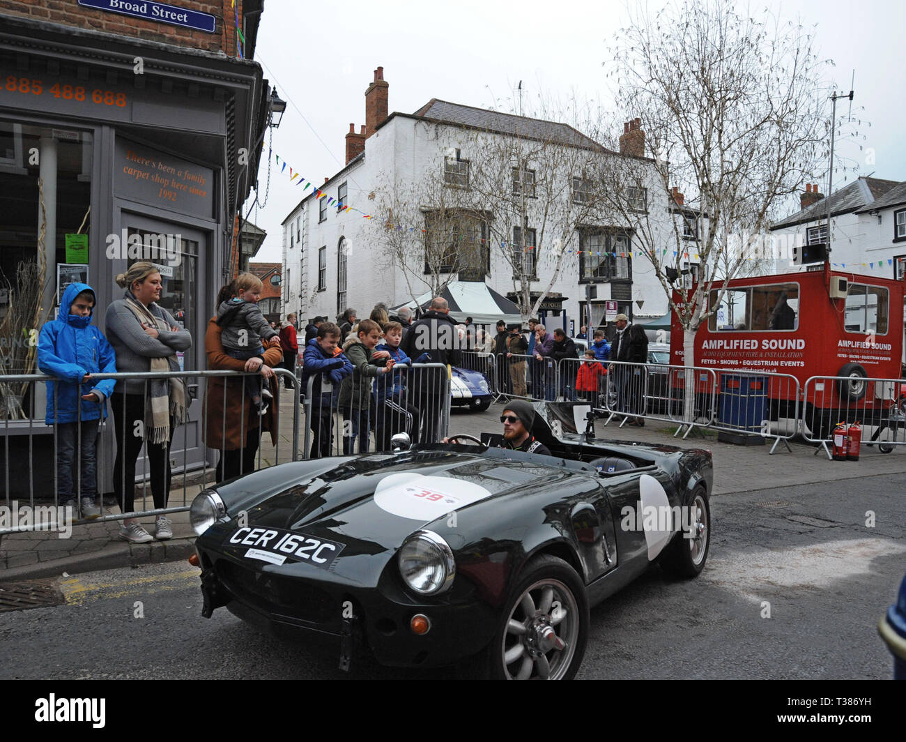 Bromyard, Herefordshire, UK. 7. April 2019. Die Stadt schliesst die Straßen für den öffentlichen Zugang für die jährliche Bromyard Speed Festival. Zahlreiche Oldtimer und Sportwagen und Motorräder komplette eine Schaltung der Straßen, die von Tausenden von Menschen beobachtet. Credit: G. S. Essex/Alamy leben Nachrichten Stockfoto