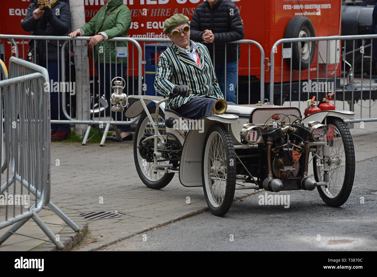 Bromyard, Herefordshire, UK. 7. April 2019. Die Stadt schliesst die Straßen für den öffentlichen Zugang für die jährliche Bromyard Speed Festival. Zahlreiche Oldtimer und Sportwagen und Motorräder komplette eine Schaltung der Straßen, die von Tausenden von Menschen beobachtet, ein 1910 Morgan Auto den Kreislauf schließt. Credit: G. S. Essex/Alamy leben Nachrichten Stockfoto