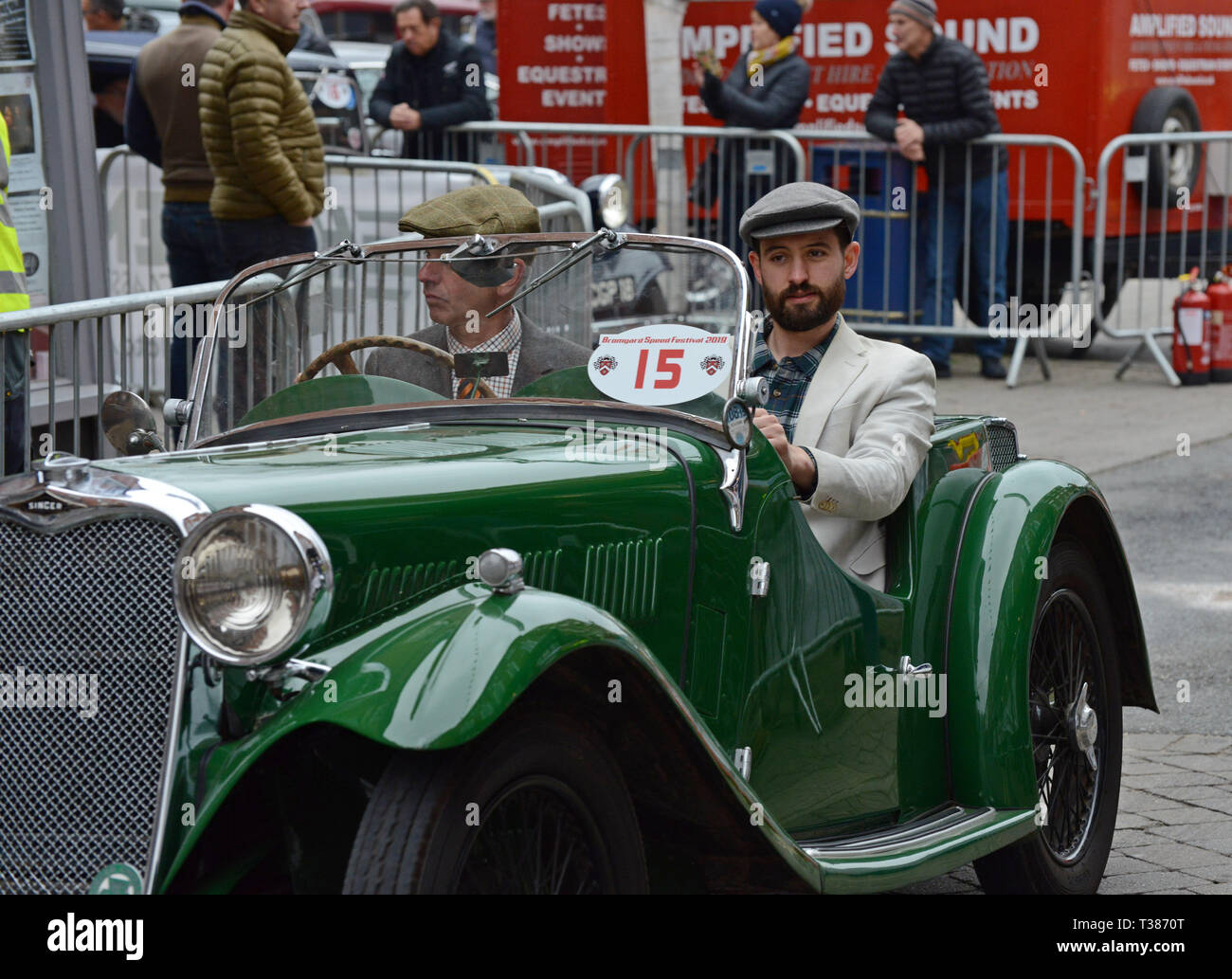 Bromyard, Herefordshire, UK. 7. April 2019. Die Stadt schliesst die Straßen für den öffentlichen Zugang für die jährliche Bromyard Speed Festival. Zahlreiche Oldtimer und Sportwagen und Motorräder komplette eine Schaltung der Straßen, die von Tausenden von Menschen beobachtet. Credit: G. S. Essex/Alamy leben Nachrichten Stockfoto