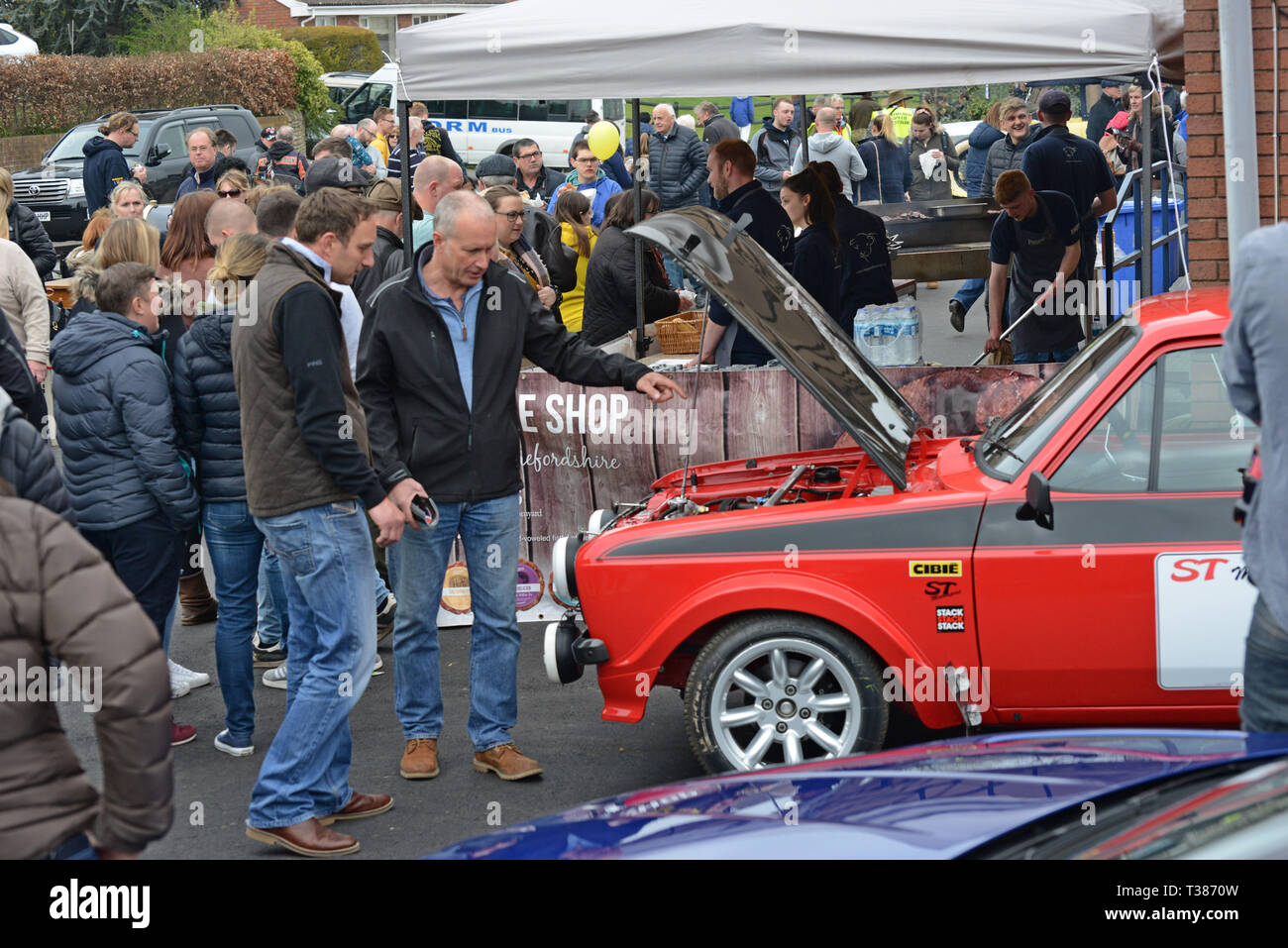 Bromyard, Herefordshire, UK. 7. April 2019. Die Stadt schliesst die Straßen für den öffentlichen Zugang für die jährliche Bromyard Speed Festival. Zahlreiche Oldtimer und Sportwagen und Motorräder komplette eine Schaltung der Straßen, die von Tausenden von Menschen beobachtet. Credit: G. S. Essex/Alamy leben Nachrichten Stockfoto