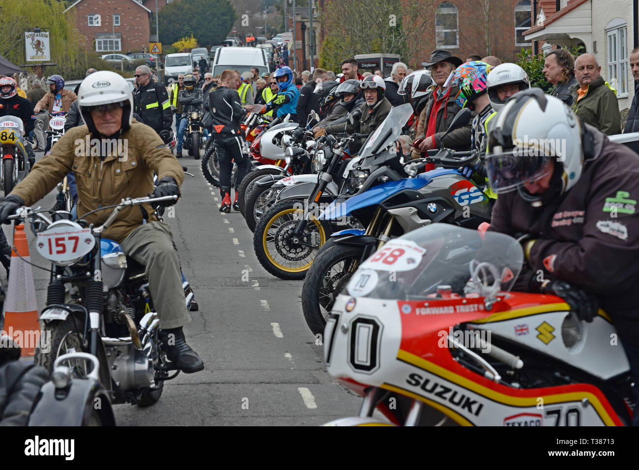 Bromyard, Herefordshire, UK. 7. April 2019. Die Stadt schliesst die Straßen für den öffentlichen Zugang für die jährliche Bromyard Speed Festival. Zahlreiche Oldtimer und Sportwagen und Motorräder komplette eine Schaltung der Straßen, die von Tausenden von Menschen beobachtet. Credit: G. S. Essex/Alamy leben Nachrichten Stockfoto