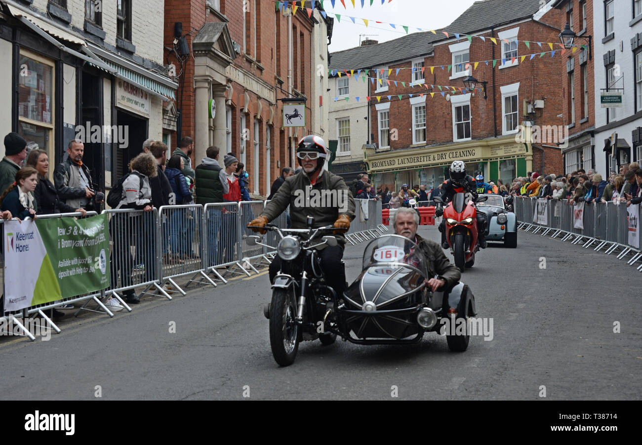 Bromyard, Herefordshire, UK. 7. April 2019. Die Stadt schliesst die Straßen für den öffentlichen Zugang für die jährliche Bromyard Speed Festival. Zahlreiche Oldtimer und Sportwagen und Motorräder komplette eine Schaltung der Straßen, die von Tausenden von Menschen beobachtet. Credit: G. S. Essex/Alamy leben Nachrichten Stockfoto
