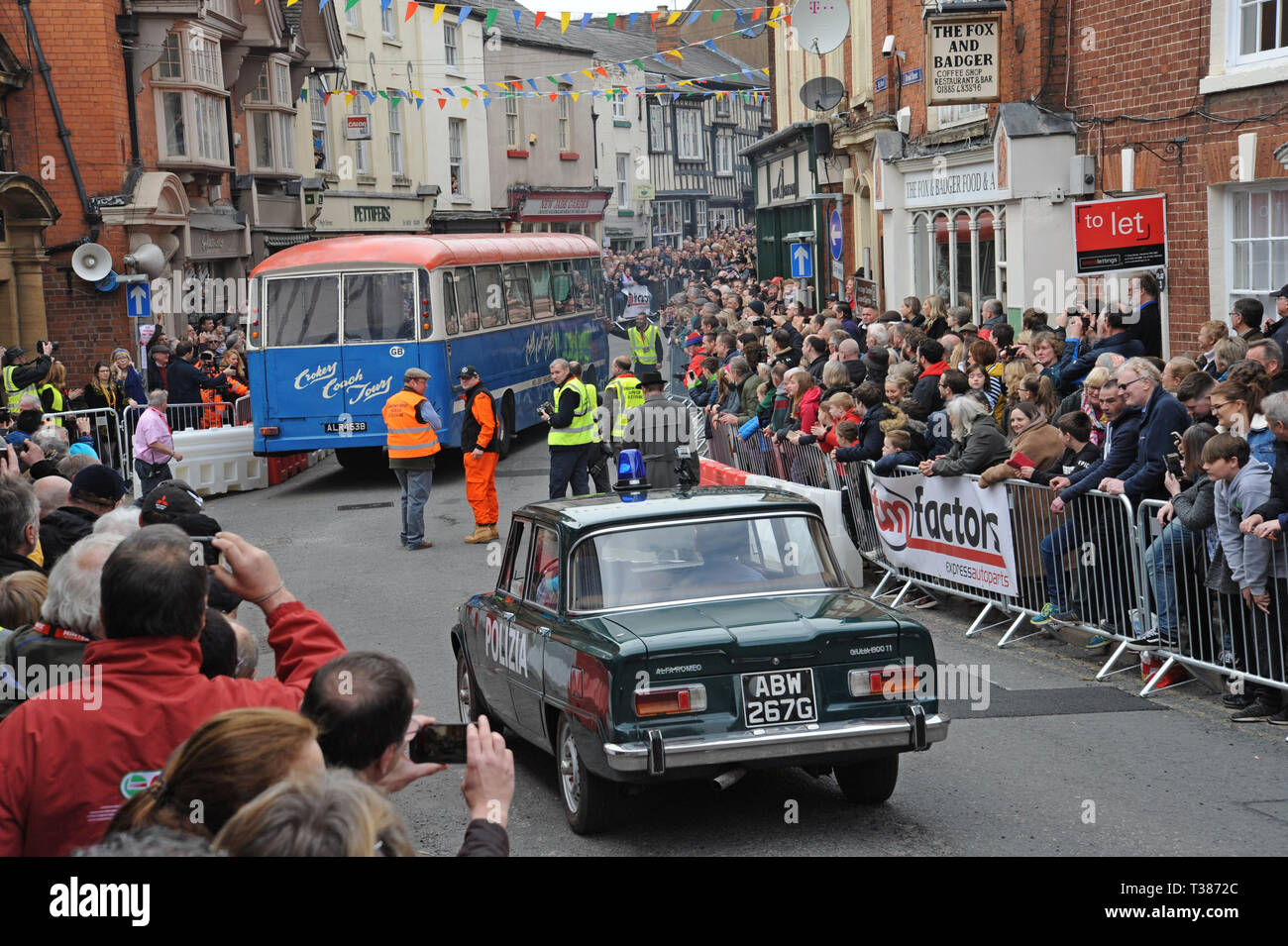 Bromyard, Herefordshire, UK. 7. April 2019. Die Stadt schliesst die Straßen für den öffentlichen Zugang für die jährliche Bromyard Speed Festival. Die diesjährige Veranstaltung beinhaltet eine Erholung der Film "The Italian Job" mit Mini Cooper Autos und eine italienische Polizei Auto Racing rund um die Stadt. Credit: G. S. Essex/Alamy leben Nachrichten Stockfoto
