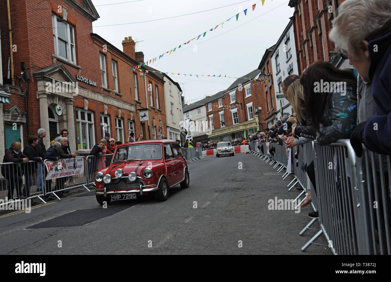 Bromyard, Herefordshire, UK. 7. April 2019. Die Stadt schliesst die Straßen für den öffentlichen Zugang für die jährliche Bromyard Speed Festival. Die diesjährige Veranstaltung beinhaltet eine Erholung der Film "The Italian Job" mit Mini Cooper Autos und eine italienische Polizei Auto Racing rund um die Stadt. Credit: G. S. Essex/Alamy leben Nachrichten Stockfoto