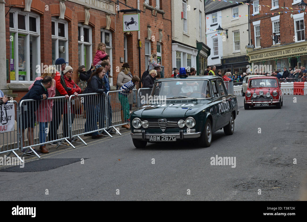 Bromyard, Herefordshire, UK. 7. April 2019. Die Stadt schliesst die Straßen für den öffentlichen Zugang für die jährliche Bromyard Speed Festival. Die diesjährige Veranstaltung beinhaltet eine Erholung der Film "The Italian Job" mit Mini Cooper Autos und eine italienische Polizei Auto Racing rund um die Stadt. Credit: G. S. Essex/Alamy leben Nachrichten Stockfoto