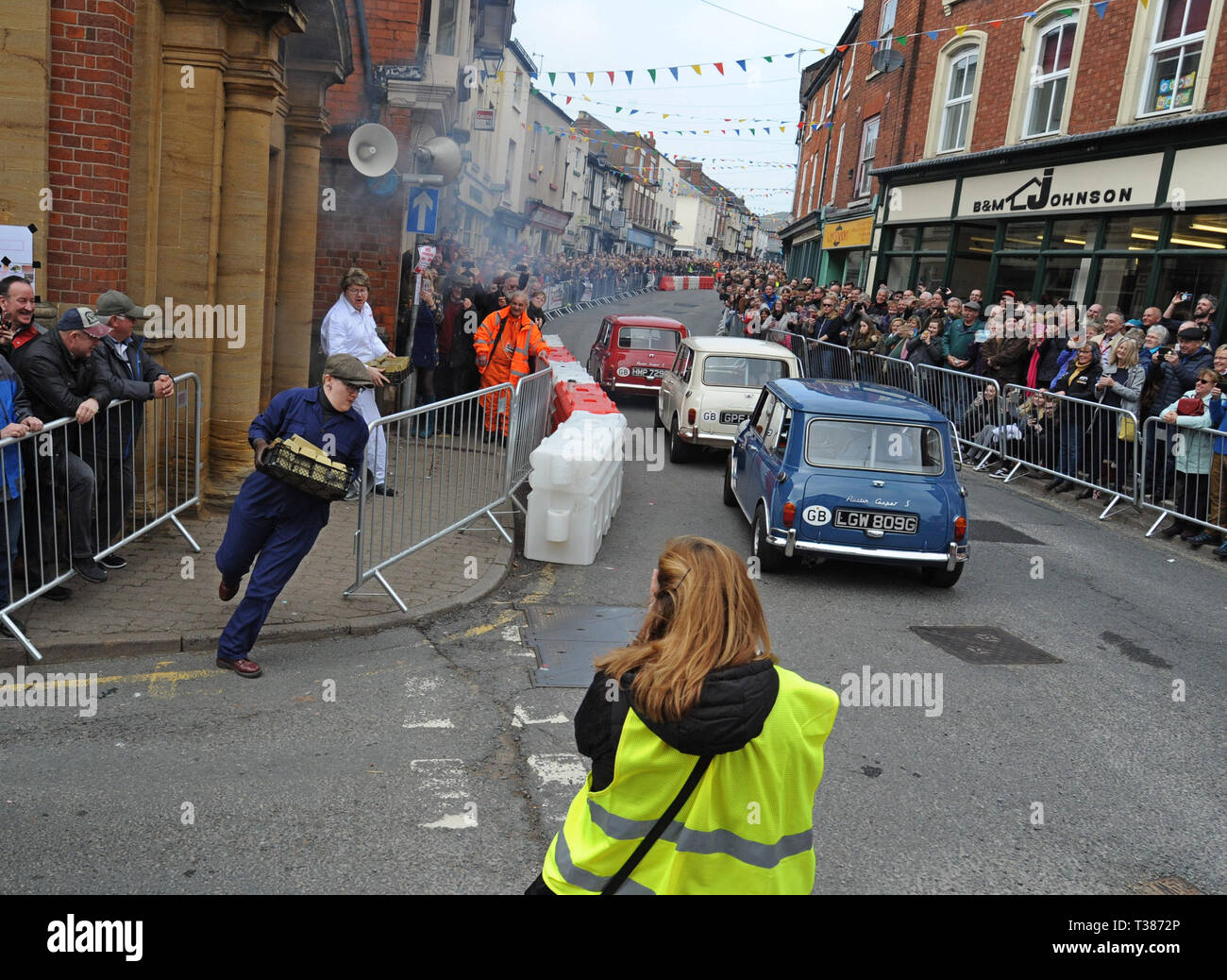 Bromyard, Herefordshire, UK. 7. April 2019. Die Stadt schliesst die Straßen für den öffentlichen Zugang für die jährliche Bromyard Speed Festival. Die diesjährige Veranstaltung beinhaltet eine Erholung der Film "The Italian Job" mit Mini Cooper Autos und eine italienische Polizei Auto Racing rund um die Stadt. Credit: G. S. Essex/Alamy leben Nachrichten Stockfoto